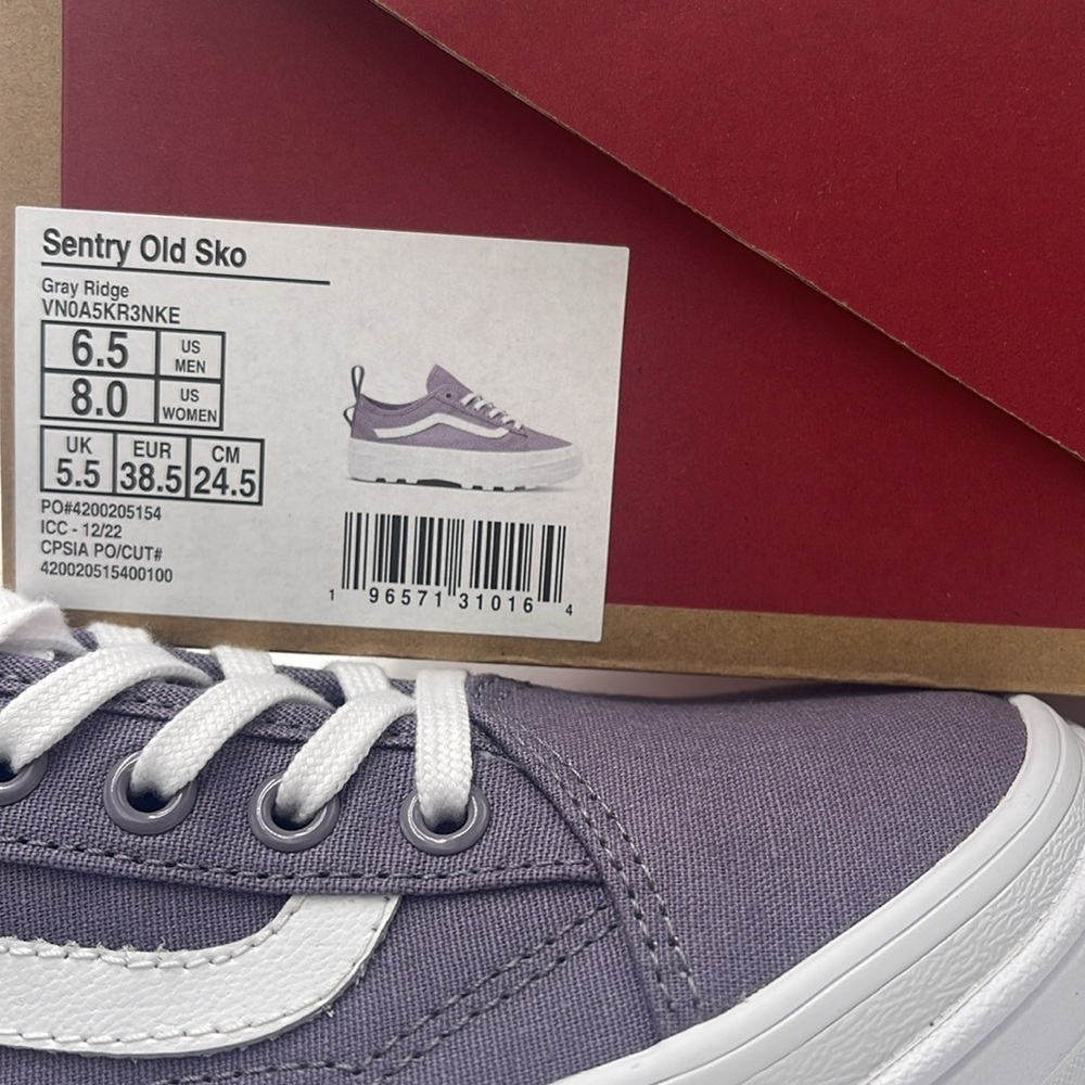 Vans WMNS Sentry Old Skool Gray Ridge
VN0A5KR3NKE
Sneakers - Picture 16 of 16